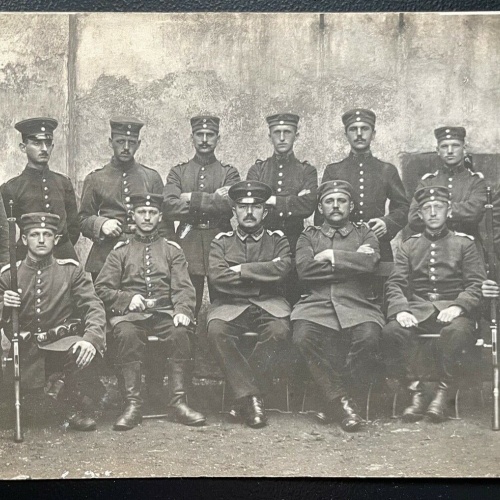 Gruppenaufnahme Soldaten Uniform Schirmmütze Bart Gewehr Militär Krieg 400585 TH