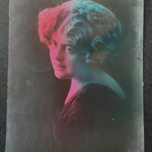 Porträt Frau Kleid Tracht geflochtene Haare Zopf 400380 TH F