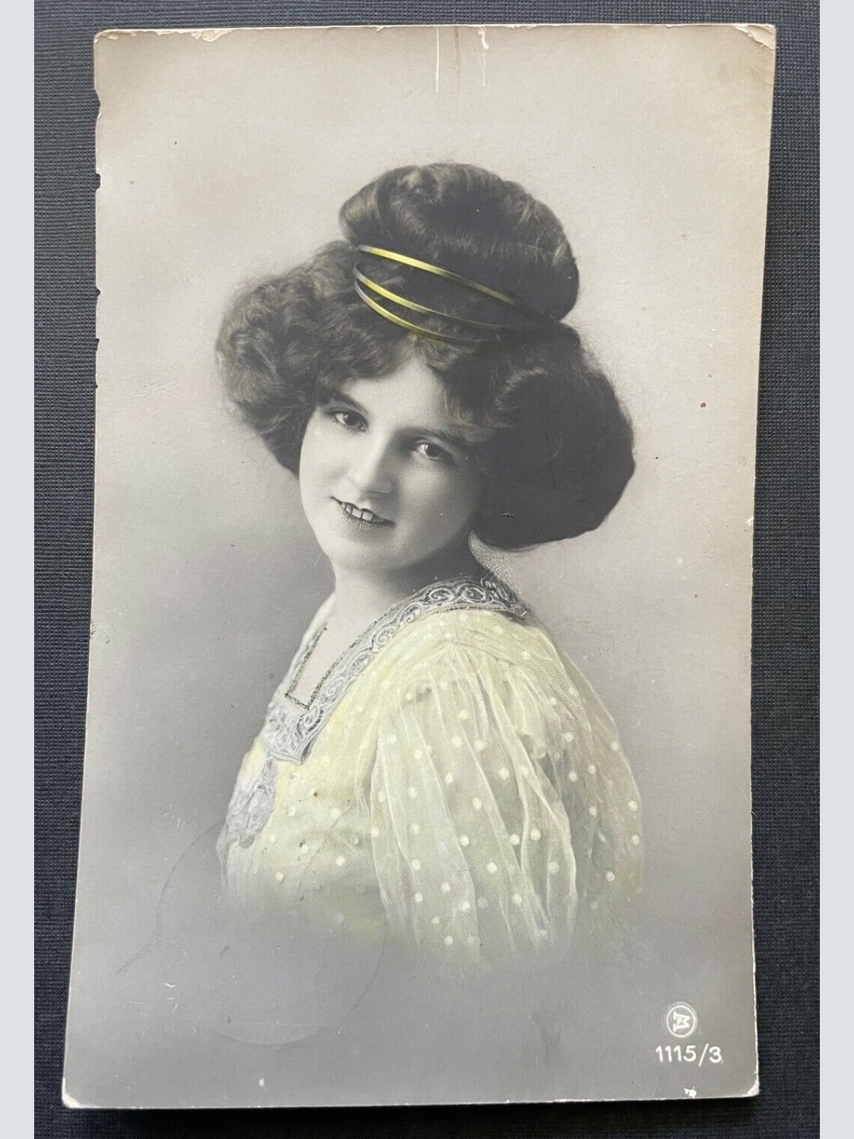 Porträt Frau Kleid Tracht Turmfrisur 400374 TH F