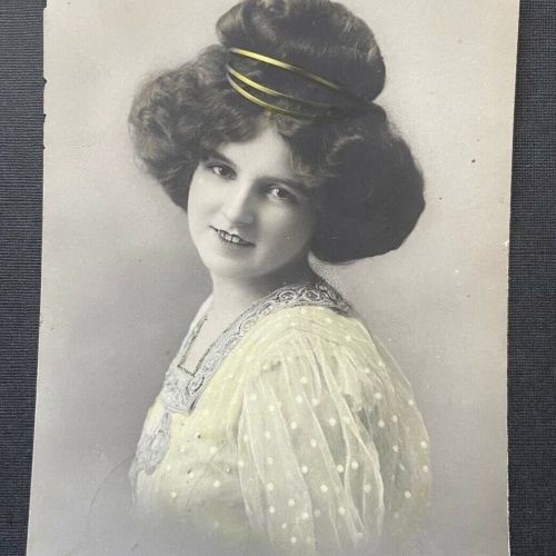 Porträt Frau Kleid Tracht Turmfrisur 400374 TH F