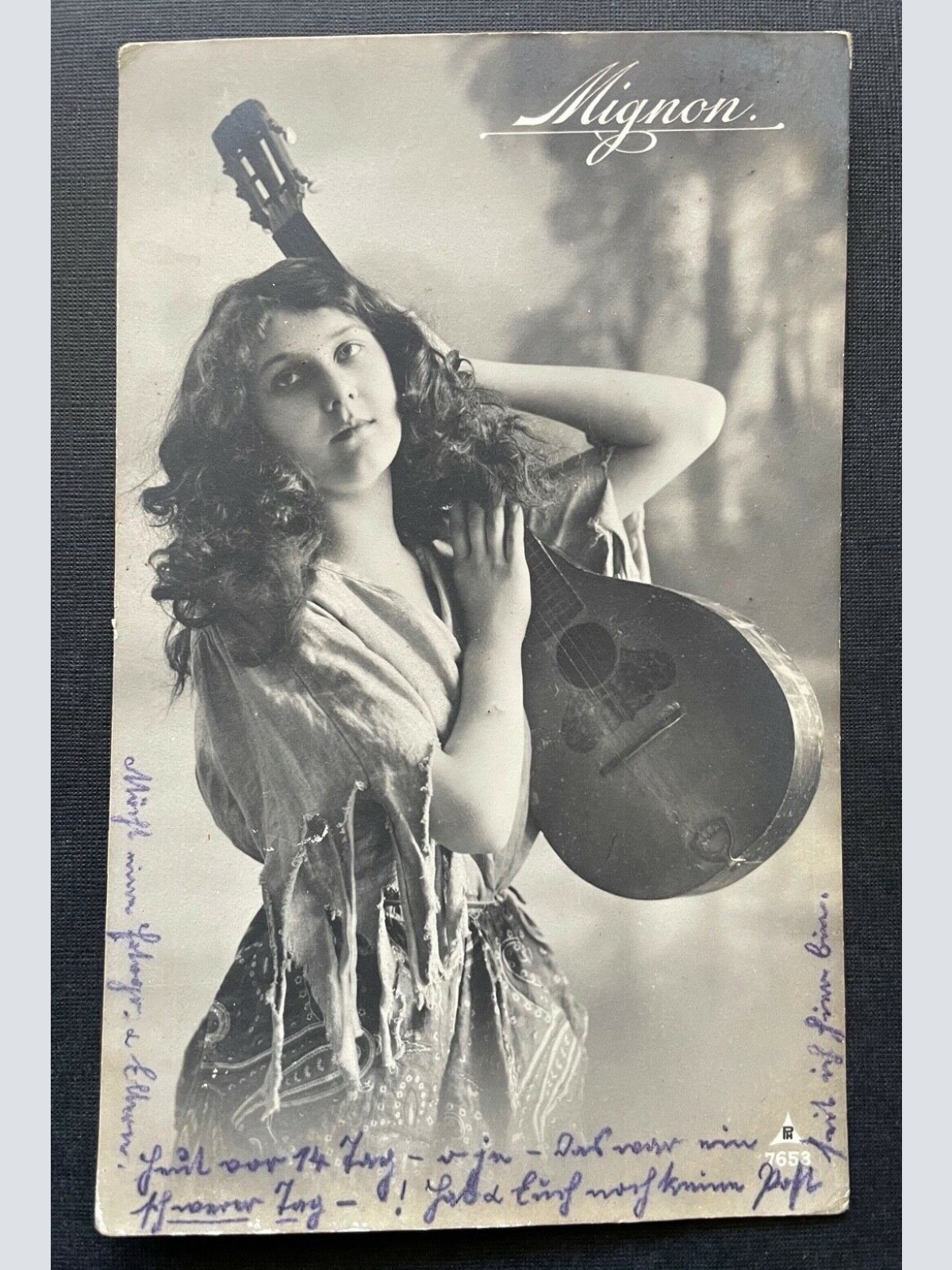 Mignon Frau Mädchen Musikerin Gitarre Kleid Poncho Locken 400308 TH