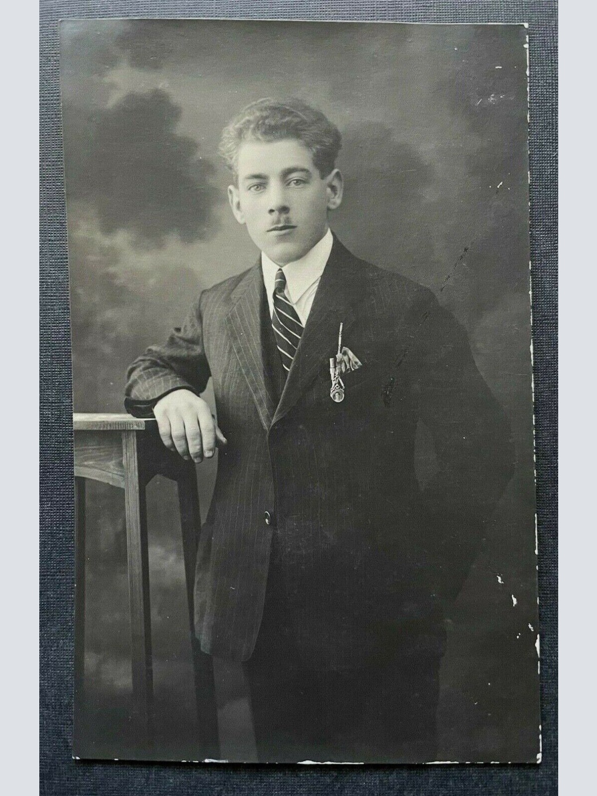 Porträt Mann Anzug Sakko Krawatte Bart Anstecknadel Kragen 400333 TH A