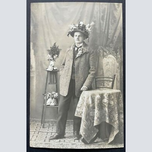 Porträt Mann Anzug Krawatte Jacke Tracht Bart Hut Blumen Tisch 400315 TH