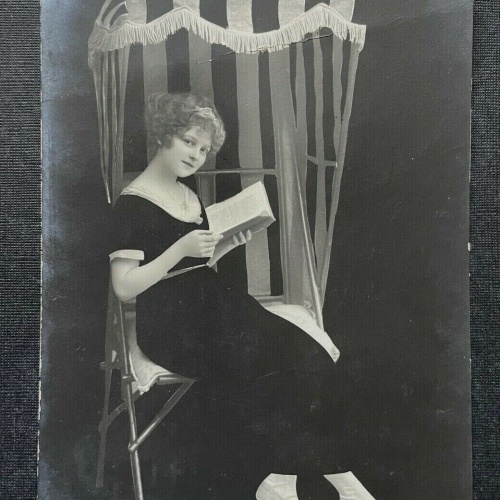 Porträt Frau Überdachter Stuhl Strand Kleid Tracht Buch 400288 TH A