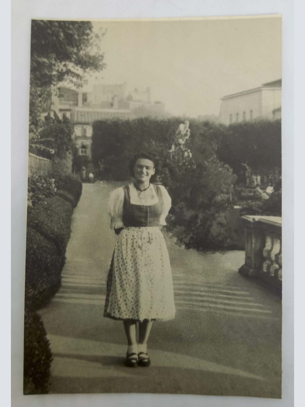 Salzburg Frau mit Tracht im Mirabellgarten Festung 60017