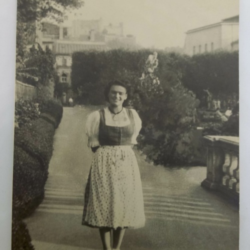 Salzburg Frau mit Tracht im Mirabellgarten Festung 60017