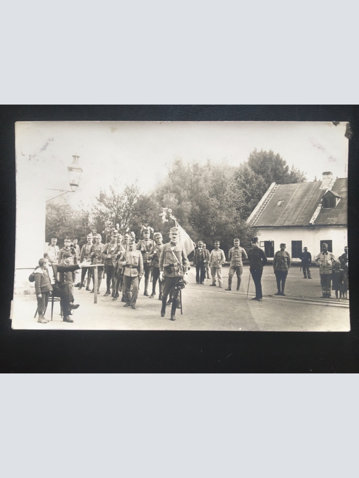 Aufmarsch Soldaten - Zuschauer Vater mit Kind Österreich KuK 270094 TH