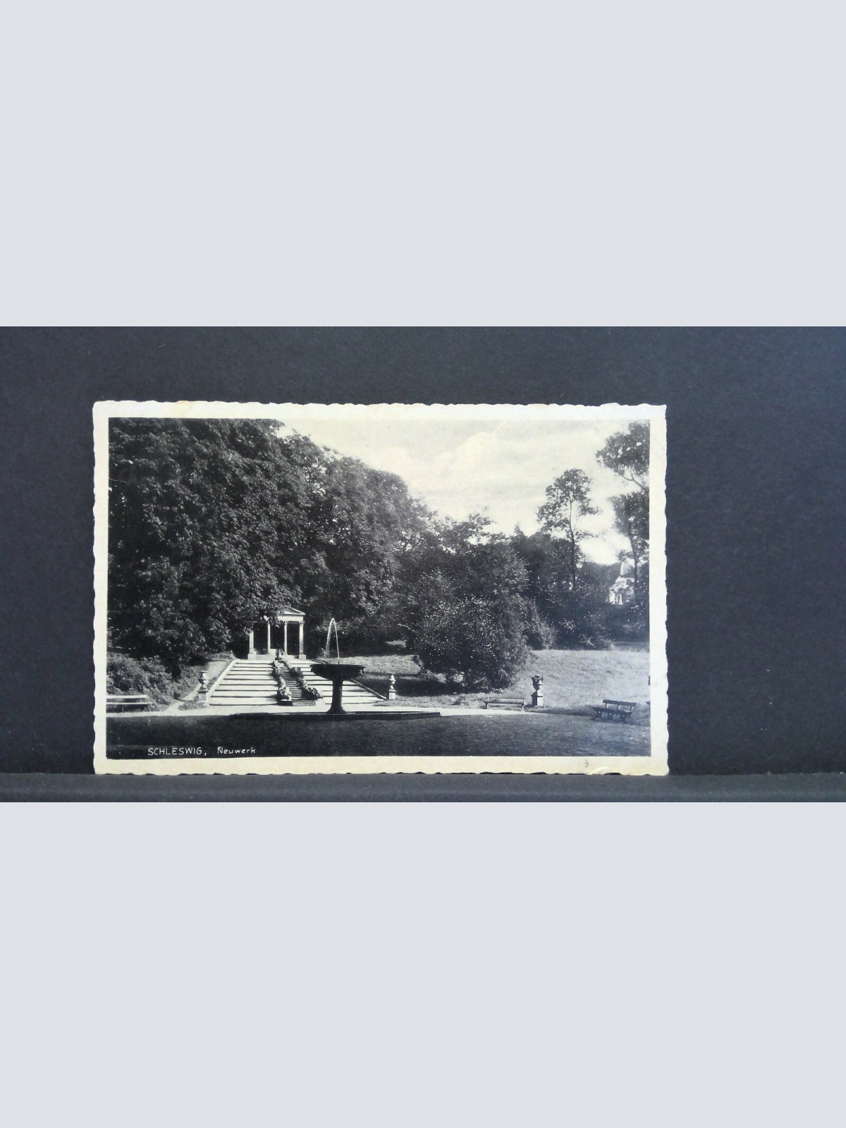 Schleswig Neuwerk Park Brunnen 180290 jw J