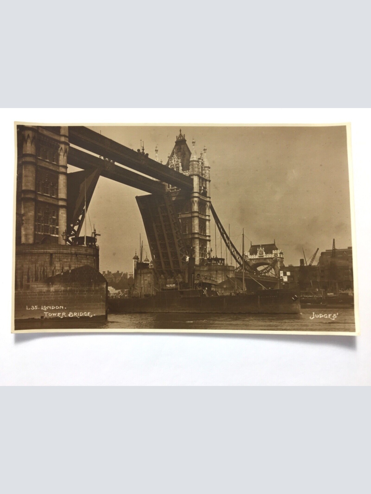 London - Tower Bridge - Schiff fährt durch Tower Bridge - England 40185 TH