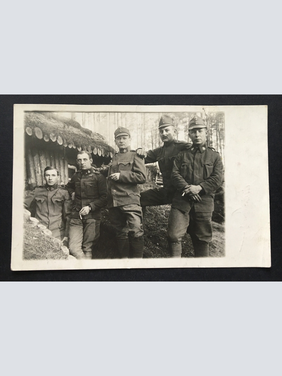 Gruppenaufnahme Soldaten Uniform Zigaretten Militär Krieg 400914 TH