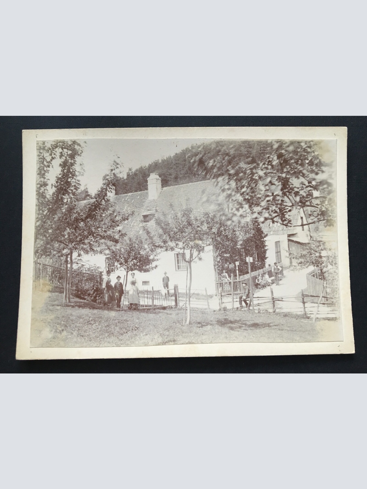 Foto Bauernhaus Haus Garten Tracht Hut Bäume 1891 ca.11,5x16,6cm 400942 TH
