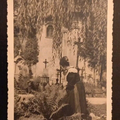 Salzburg Frau Am Grab Friedhof 165333 gr K