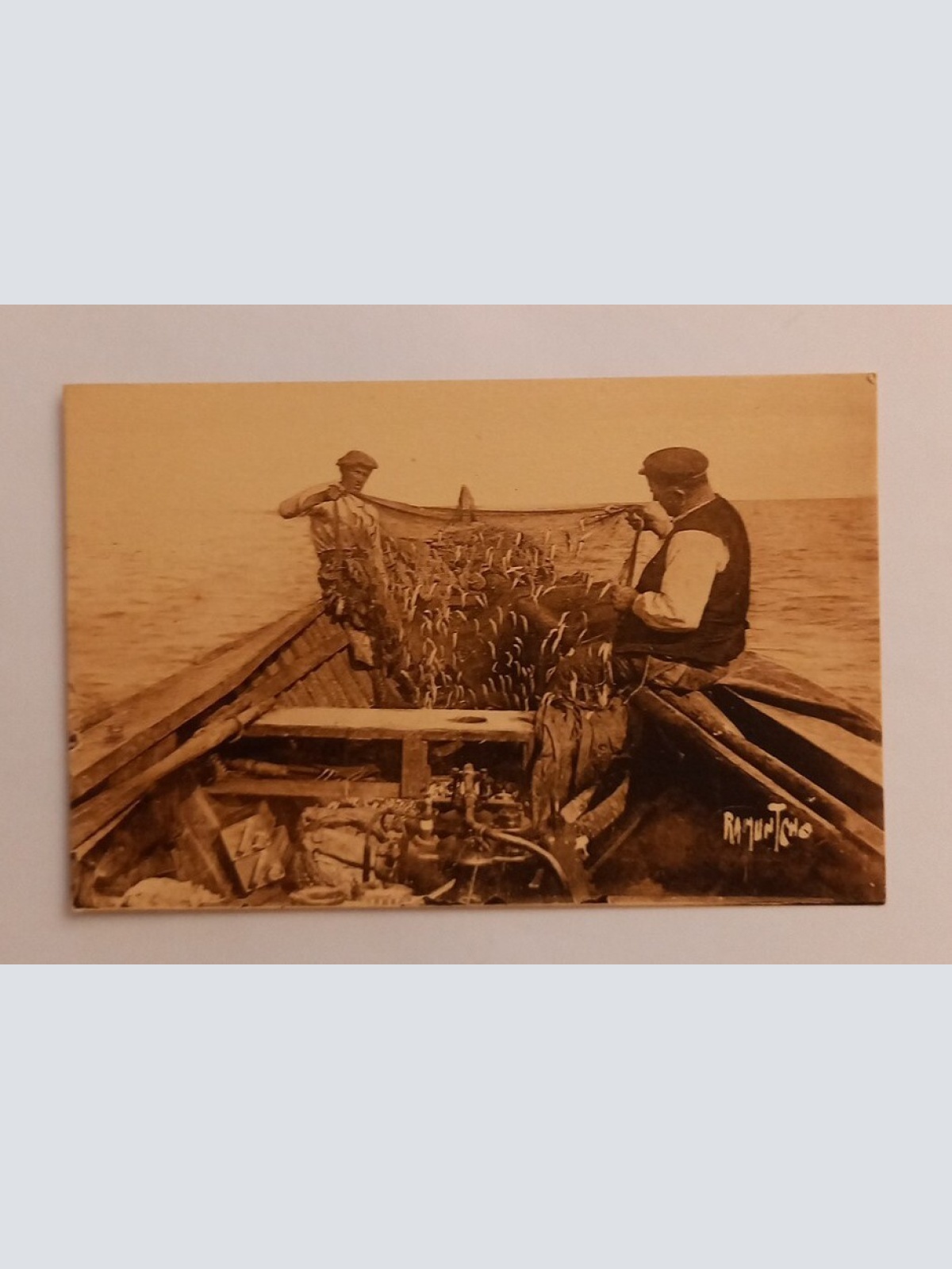 Tamisage de la Sardine zwei Fischer am Boot 600616A gr D