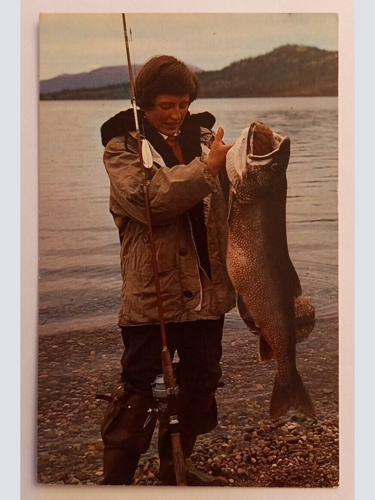 Alaska Fischerin mit Fisch 600611A gr D