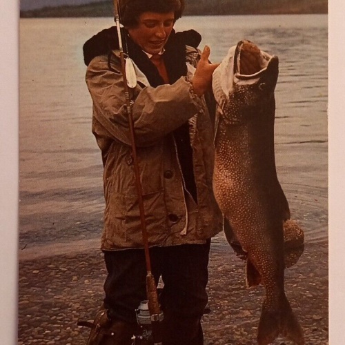 Alaska Fischerin mit Fisch 600611A gr D