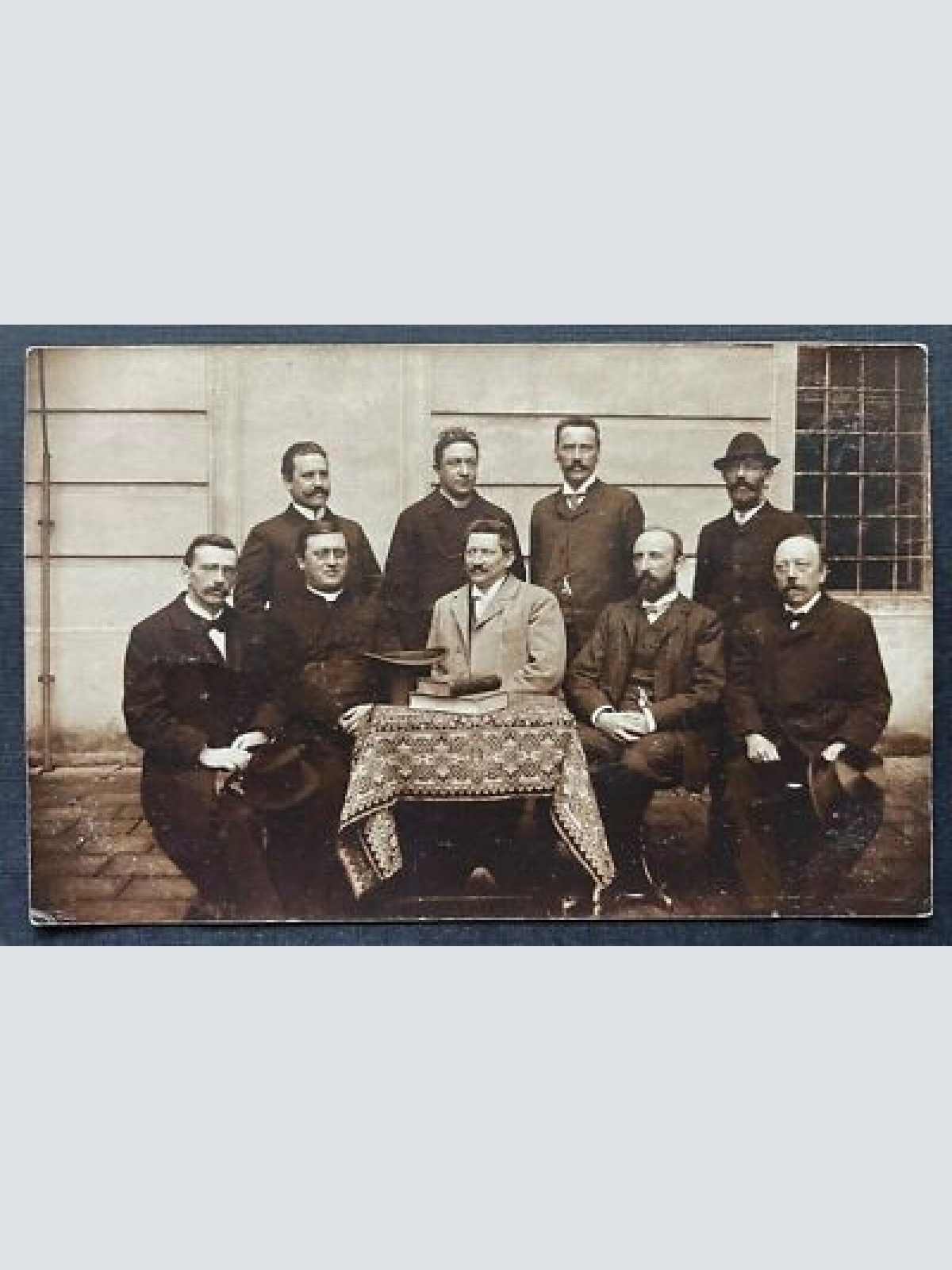 Porträt Gruppenaufnahme Männer Anzug Krawatte Tracht Jacke Bart Tisch 400410 TH