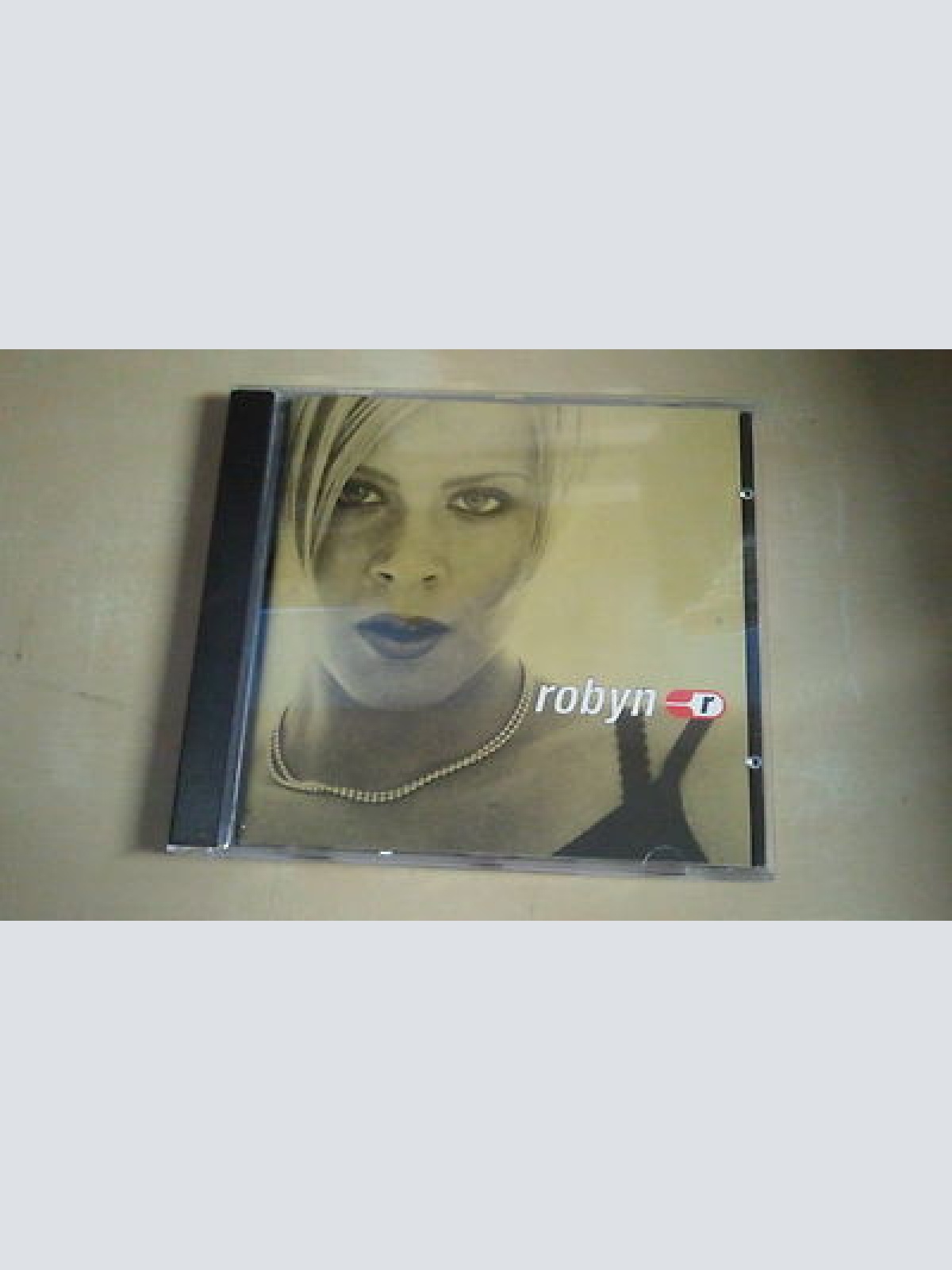 CD--ROBIN IS HERE----- ALBUM