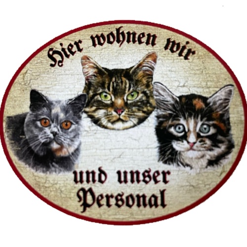 KuK Nostalgie Holzschild "Hier wohnen wir u.u. Personal“ Trio Katze Tabby Blau