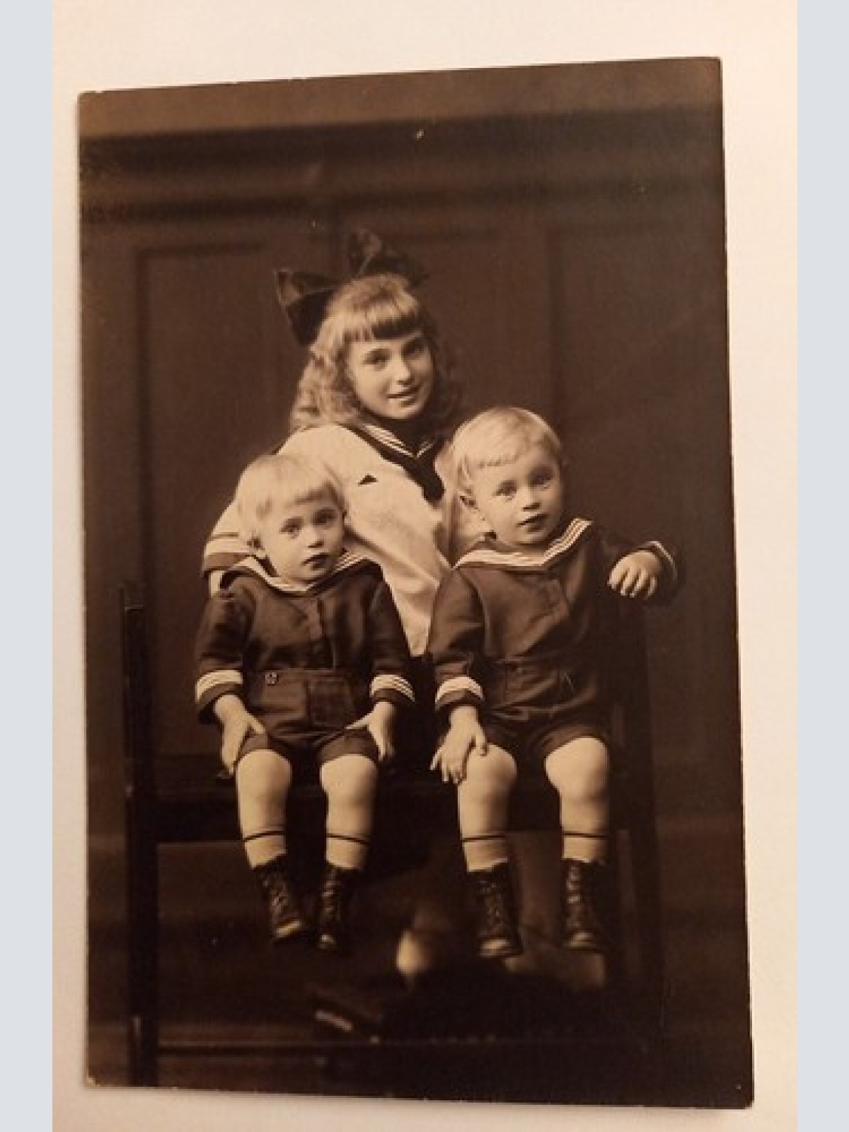 Foto Mädchen mit zwei Buben 500102A gr D