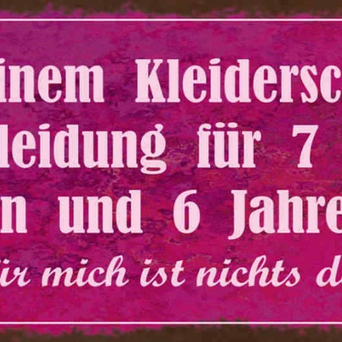 Schild In Meinem Kleiderschrank Hängt Kleidung Für 7 Frauen Größen Jahreszeiten