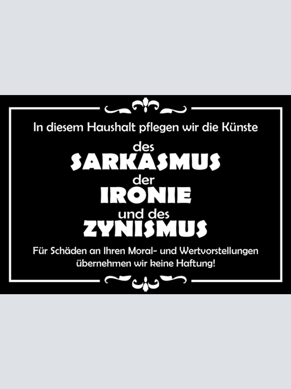 Schild Spruch In diesem Haushalt pflegen wir Sarkasmus Ironie Zynismus Moral JW
