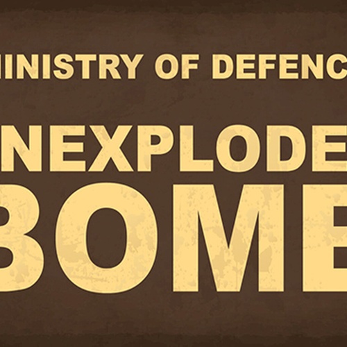 Schild Spruch Ministry of Defence Unexploded Bomb Nicht explodierte Bombe JW