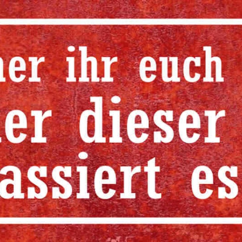 Schild Was Immer Ihr Euch Vorstellt Hinter Dieser Tür Passiert Es 27x10