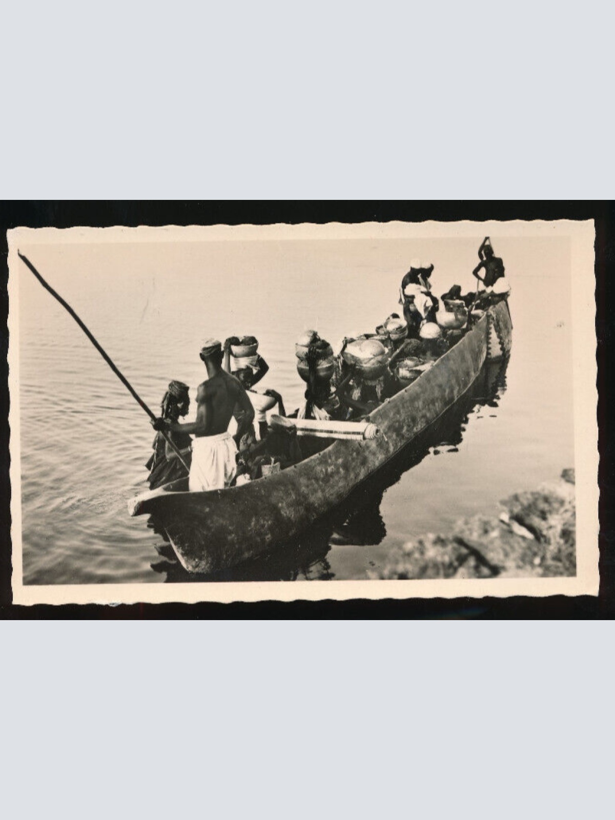 AK aus Niger Menschen fahren mit Boot heim vom Markt Westafrika (685)