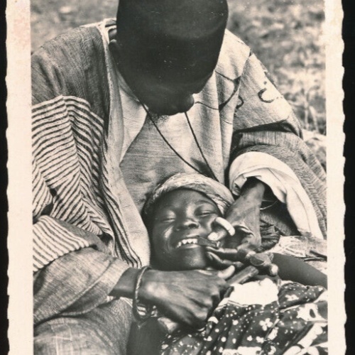 AK aus Niger Zahnarzt schärft Zähne mit Meißel Westafrika (684)