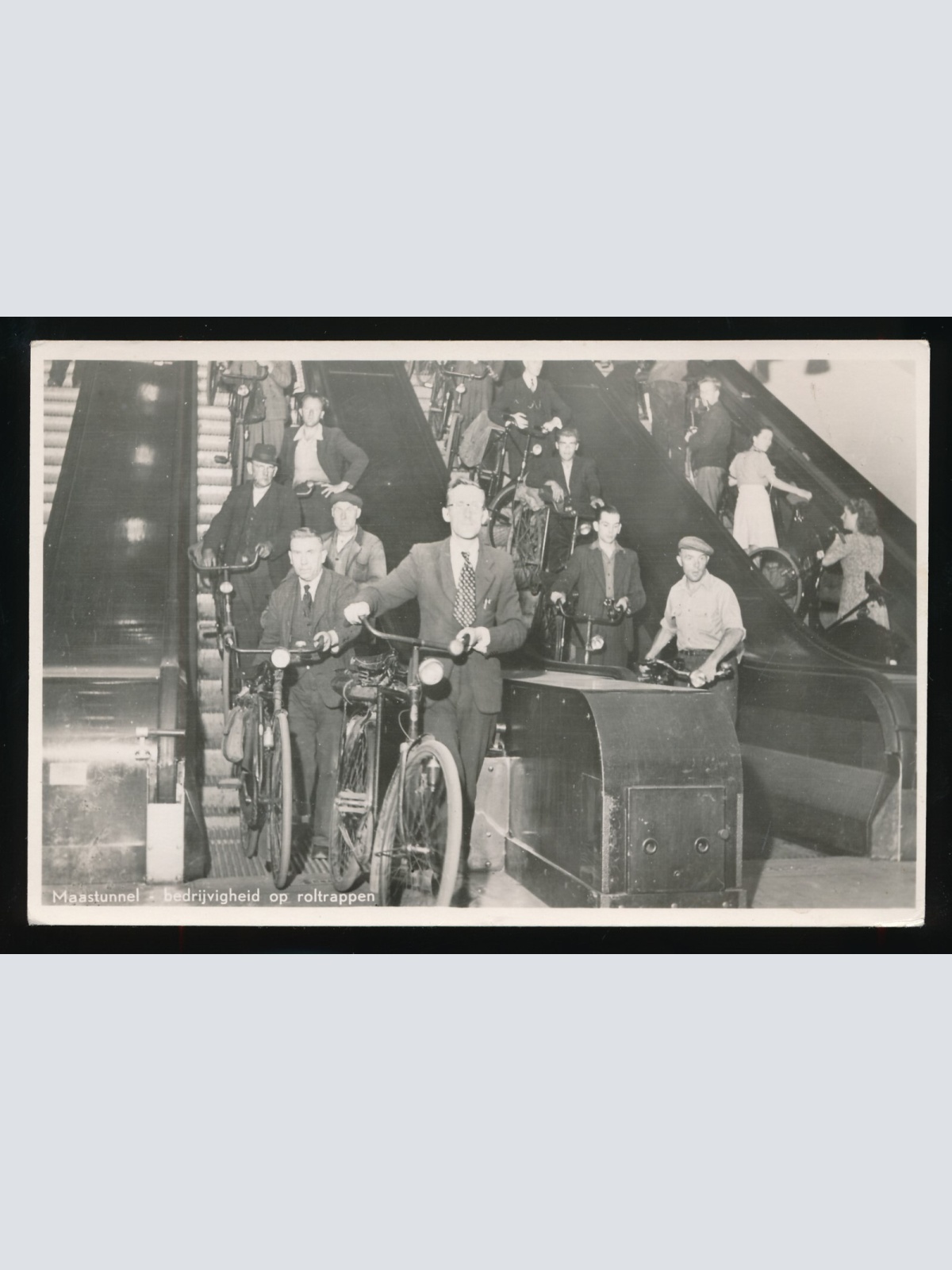 AK aus Rotterdam Maastunnel Menschen mit Fahrädern auf der Rolltreppe (3)