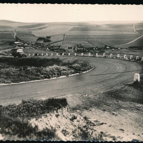 AK aus Escalles mit Oldtimer Buss auf Strasse - Alte Autos Frankreich  (1120)