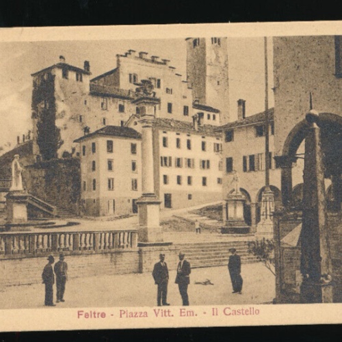 AK aus Feltre Piazza Vitt Em II Castello Italien (3194)