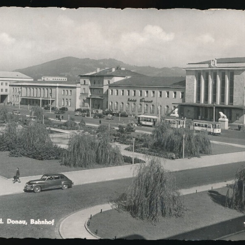 AK aus Linz an der Donau Bahnhof mit Oldtimer Oberöstereich (4211)