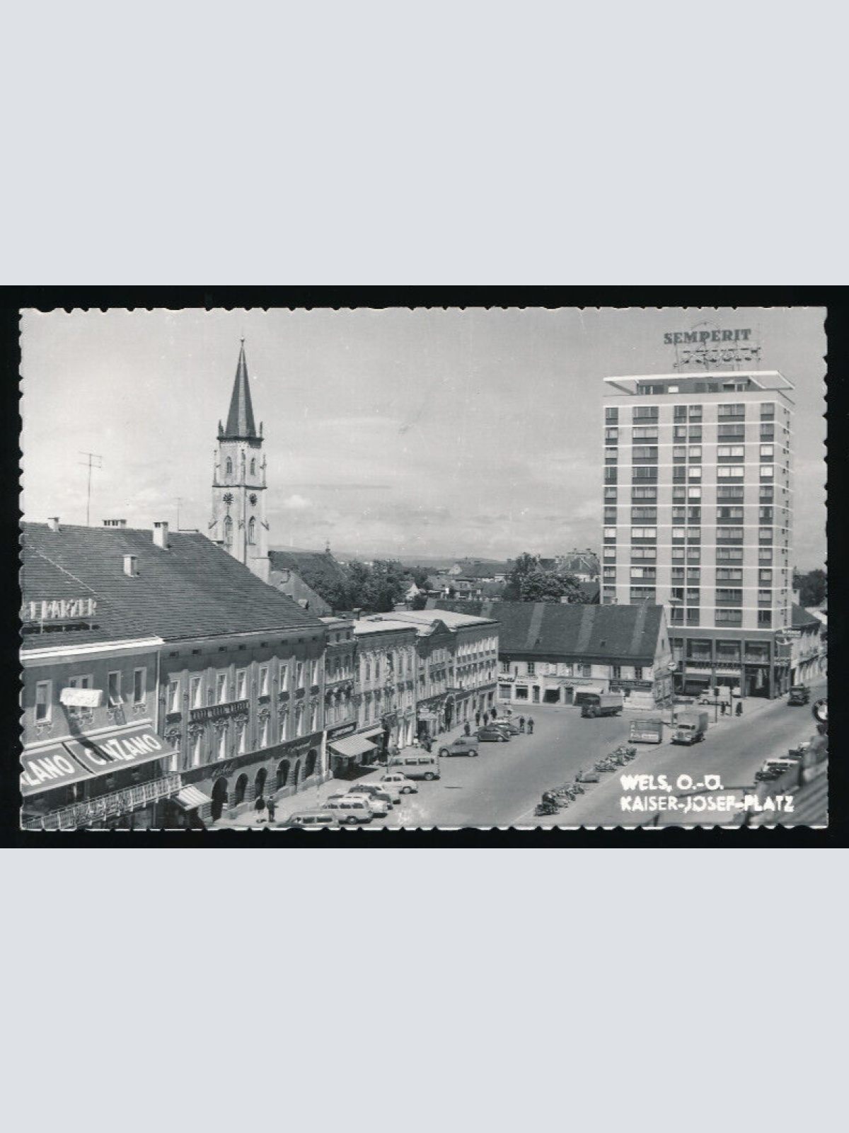 AK aus Wels Kaiser Josef Platz Oberösterreich (4443)