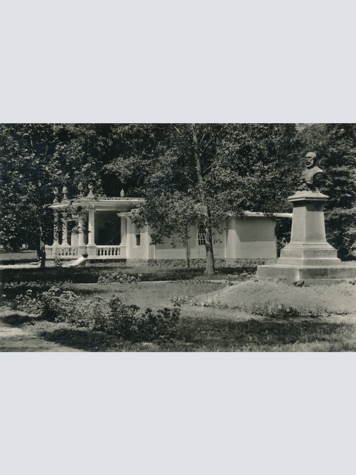 AK, Balatonalmádi, Parkreszlet a Kossuth Lajos szoborral, Ungarn (S560)