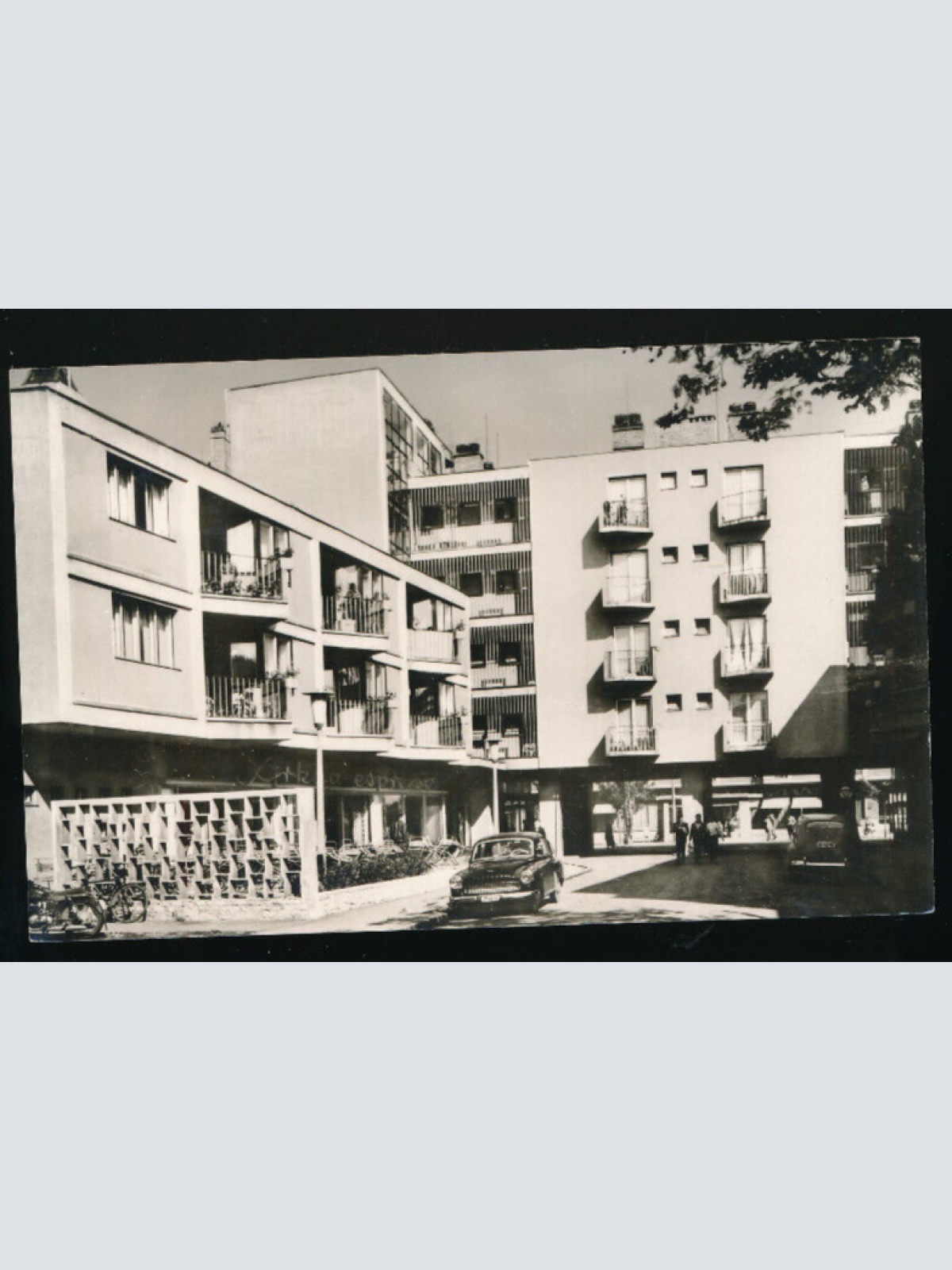 AK aus Szolnok Arkados haz mit Oldtimer Ungarn (4242)