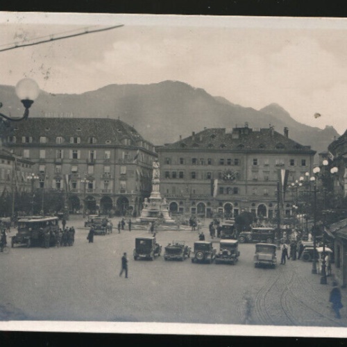 AK aus Bolzano - Bozen Stadtplatz mit Oldtimer Italien (5136)