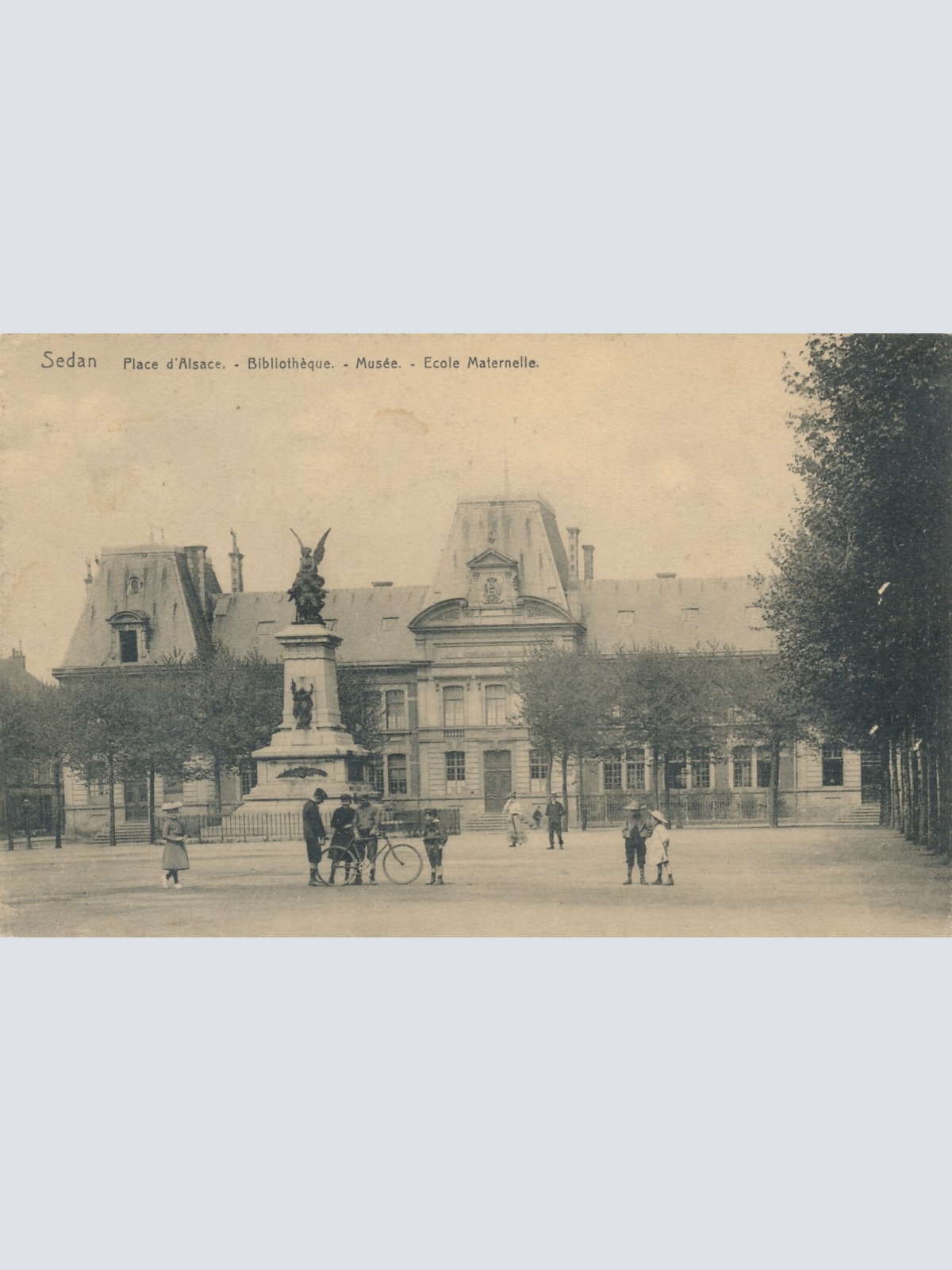 AK, Sedan, Place d'Alsace - Bibliotheque - Musee, Frankreich (S1970)