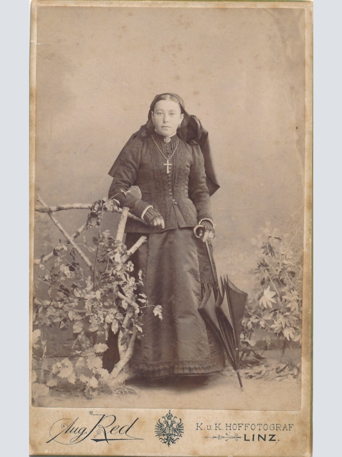 Hartkarton - Foto Frau mit Regenschirm K.K. Hoffotograf Linz Aug. Red (7250)