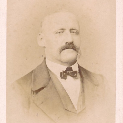 Hartkarton - Foto Mann mit Schnauzbart Photograf Linz August Red (7251)