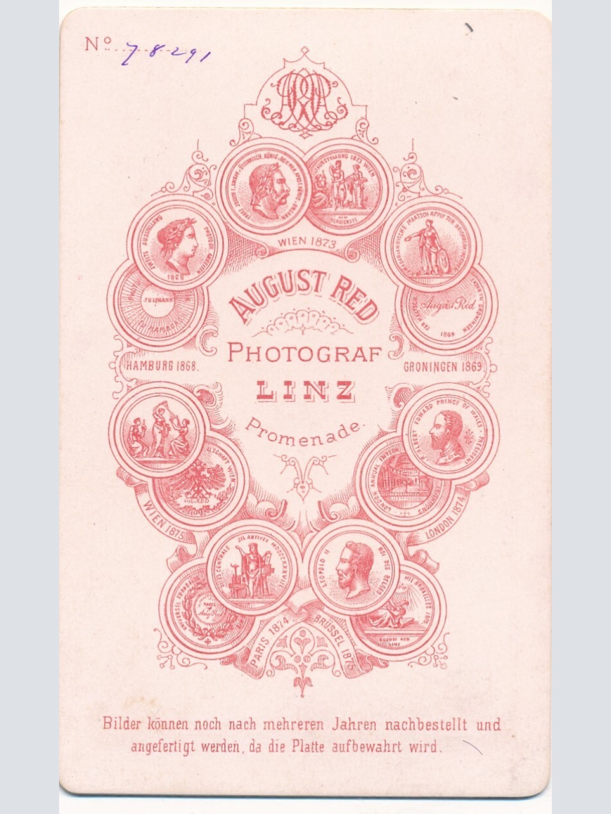 Hartkarton - Foto Mann mit Schnauzbart Photograf Linz August Red (7251)