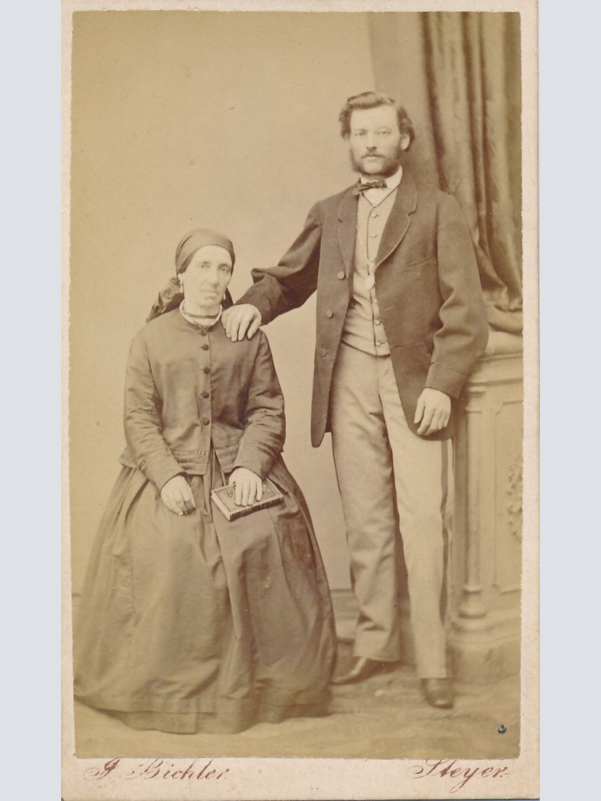 Hartkarton - Foto Mann mit Frau Photograf Steyr Johann Bichler (7254)