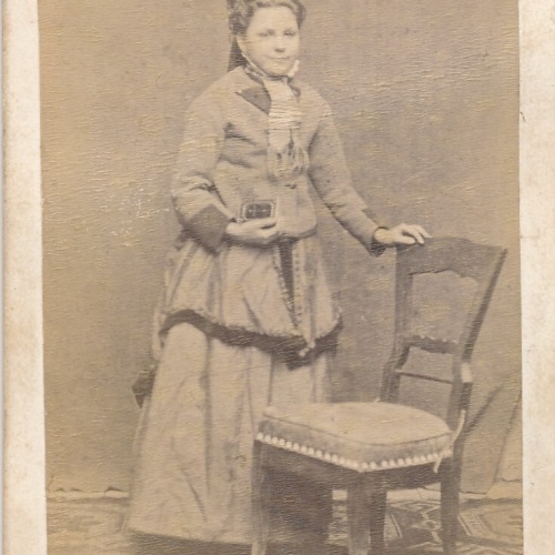 Hartkarton - Foto Frau mit Stuhl Photograf Kirchdorf Johann Weiss (7255)