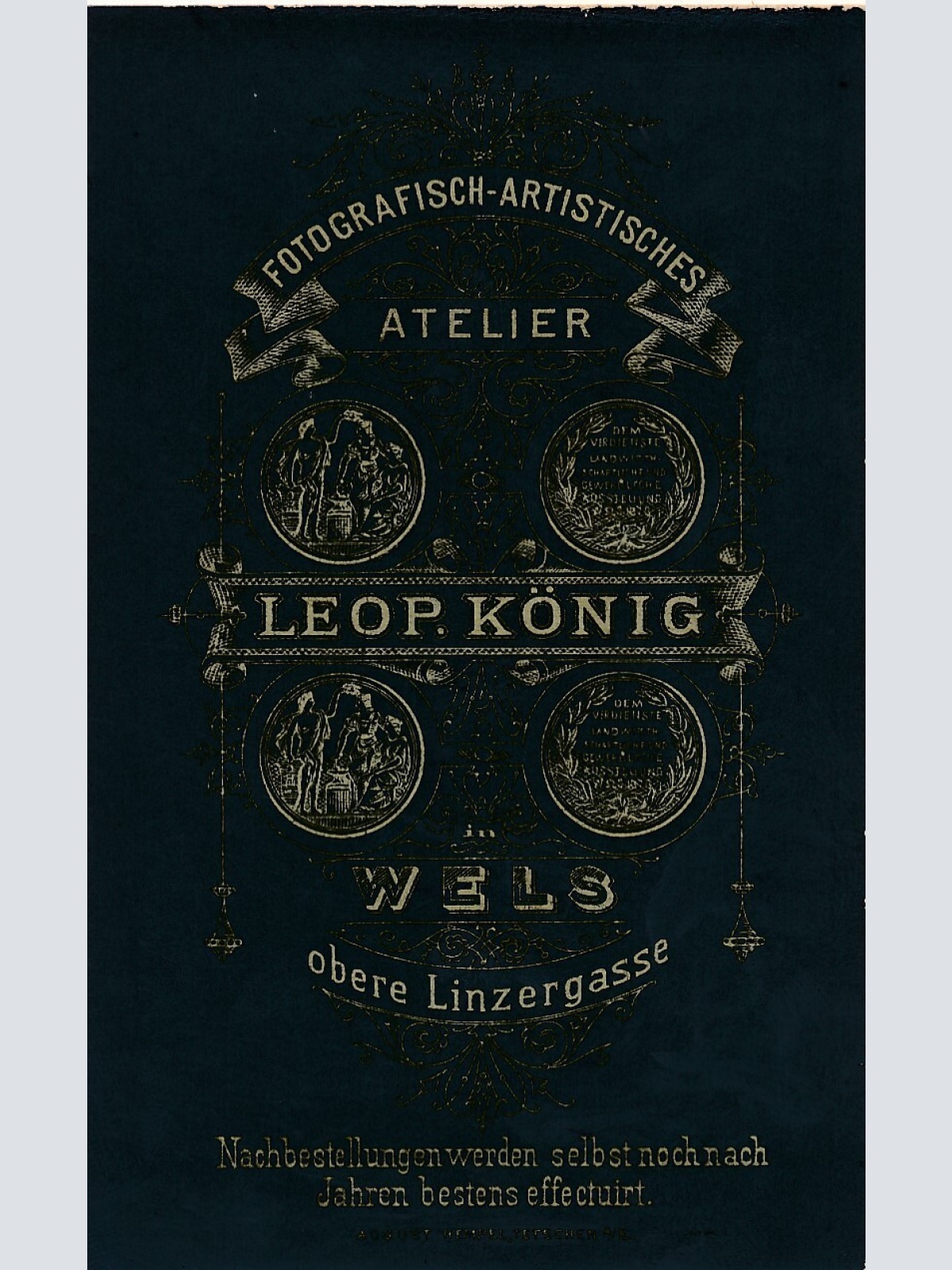 Hartkarton - Foto von einer Frau Fotografisches Atelier Wels Leop. König (7247)