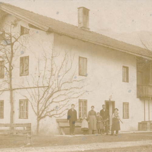 AK Annodazumals von einer Bauernfamilie vor dem Haus (7807)