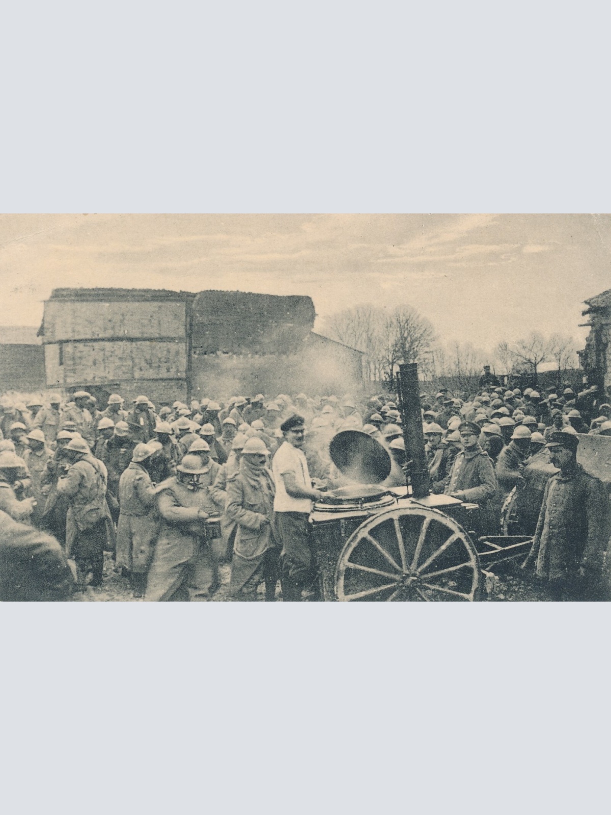 AK Soldaten beim Essens Ausschank Gulaschkanone mit Feldpoststempel (6525)