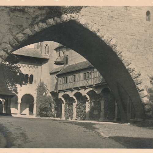 AK aus Burg Kreuzenstein Hof Niederösterreich Ansichtskarte (8354)