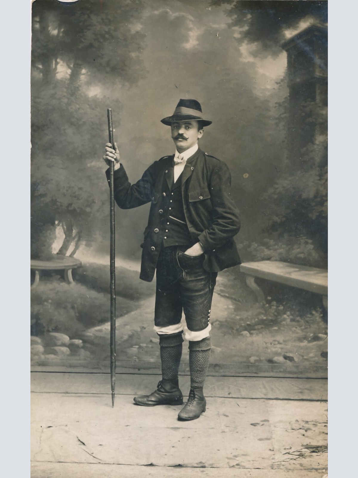 AK, Annodazumals, Mann mit Stock (S2231)