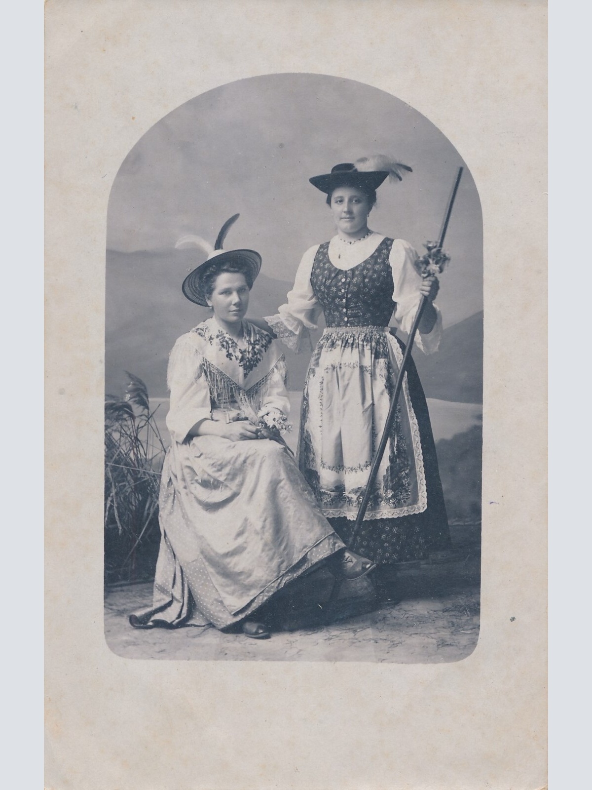 AK, Annodazumals, 2 Frauen(S2230)