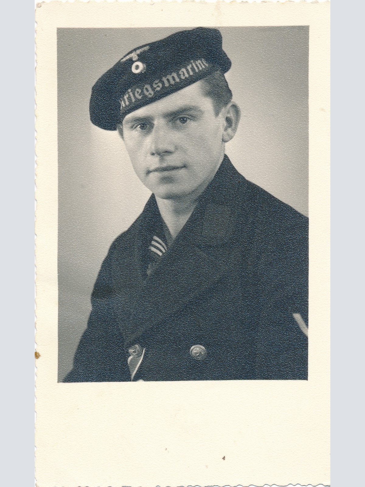 AK von einem Kriegsmarine Soldat Militaria Ansichtskarte (16180)